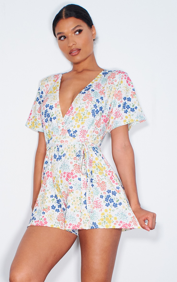 Combishort côtelé brossé blanc à petites fleurs et lien