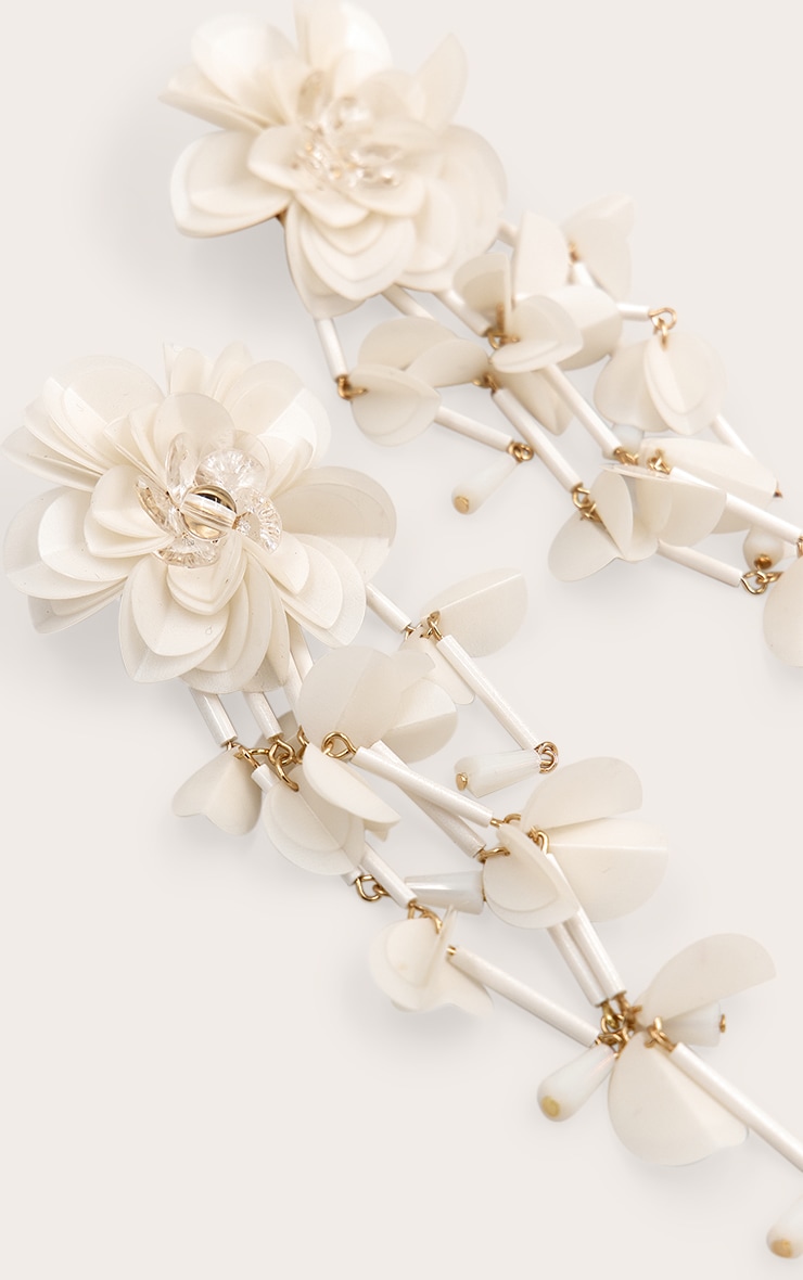 Boucles d'oreilles XXL drapées crème en fleurs image 3
