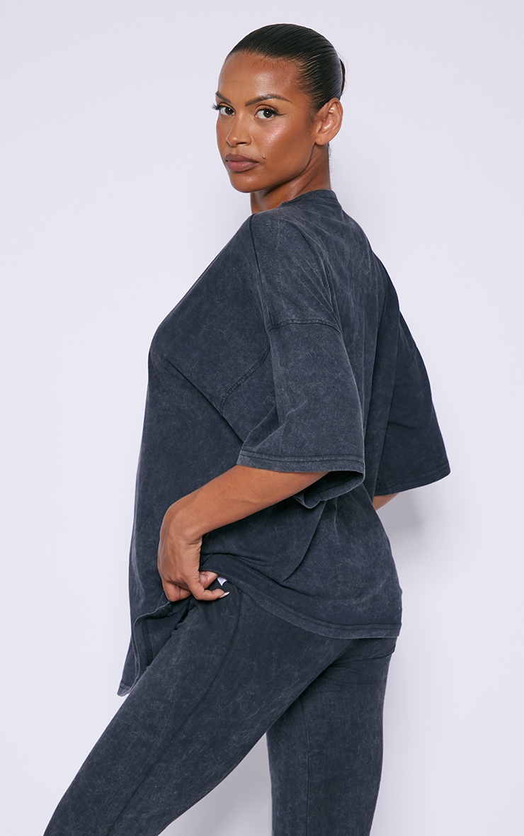 PRETTYLITTLETHING Maternity Dark Acid Wash Oversized T-shirt image 2