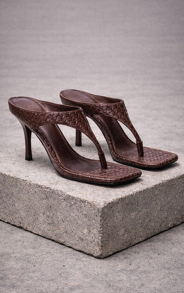 Mules style tongs chocolat à talon et empeigne haute