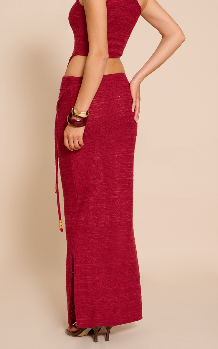 Jupe longue texturée rouge à détail asymétrique et perles image 3