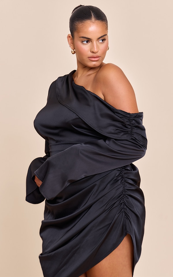 Plus Robe moulante satinée noire à épaule unique drapée