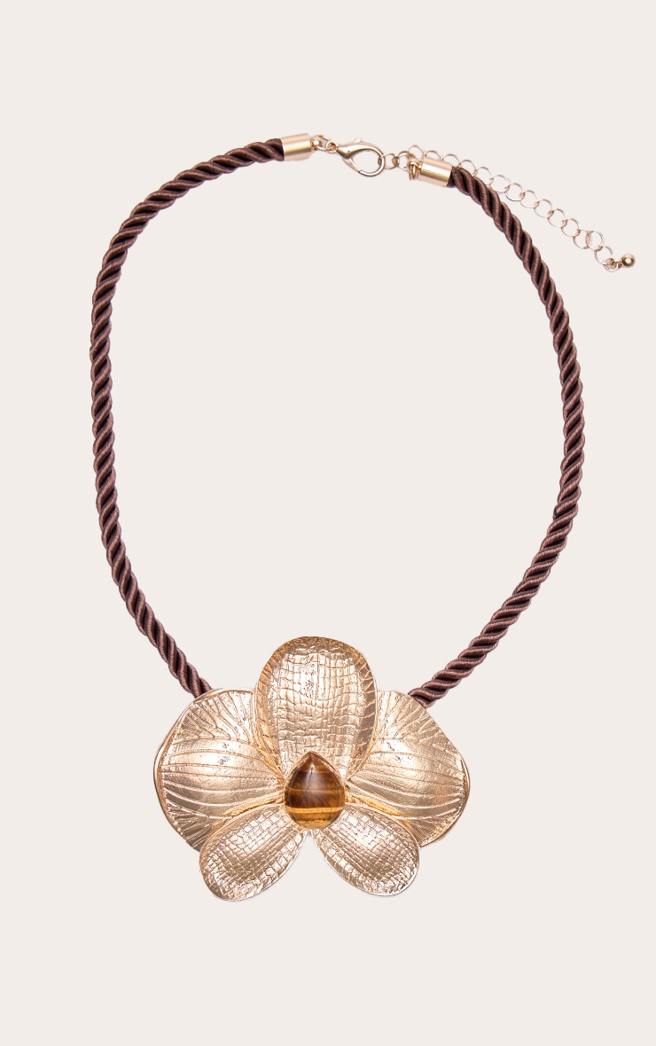 Collier doré à pendentif texturé en forme de fleur image 2