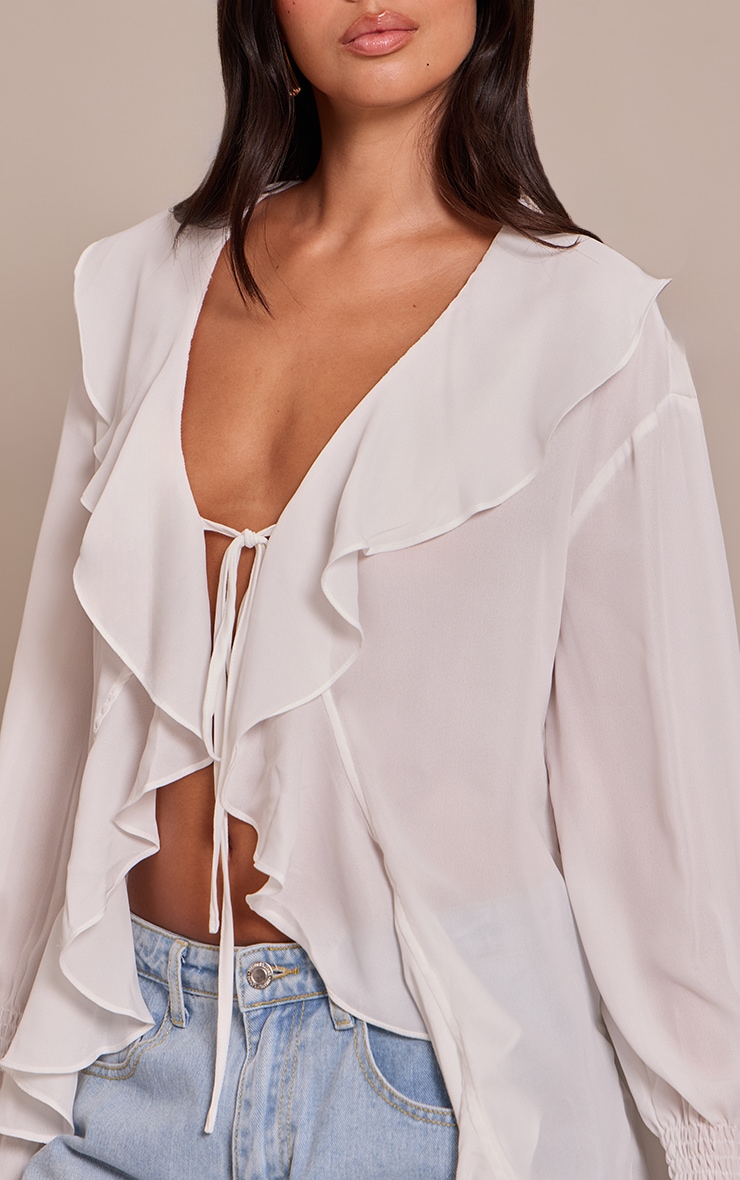 Blouse en mousseline de soie blanche nouée devant à volants image 4