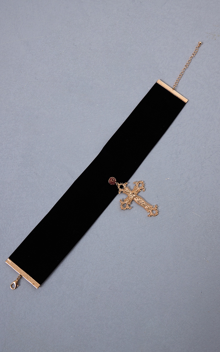 Collier ras-de-cou en velours noir à croix dorée image 3