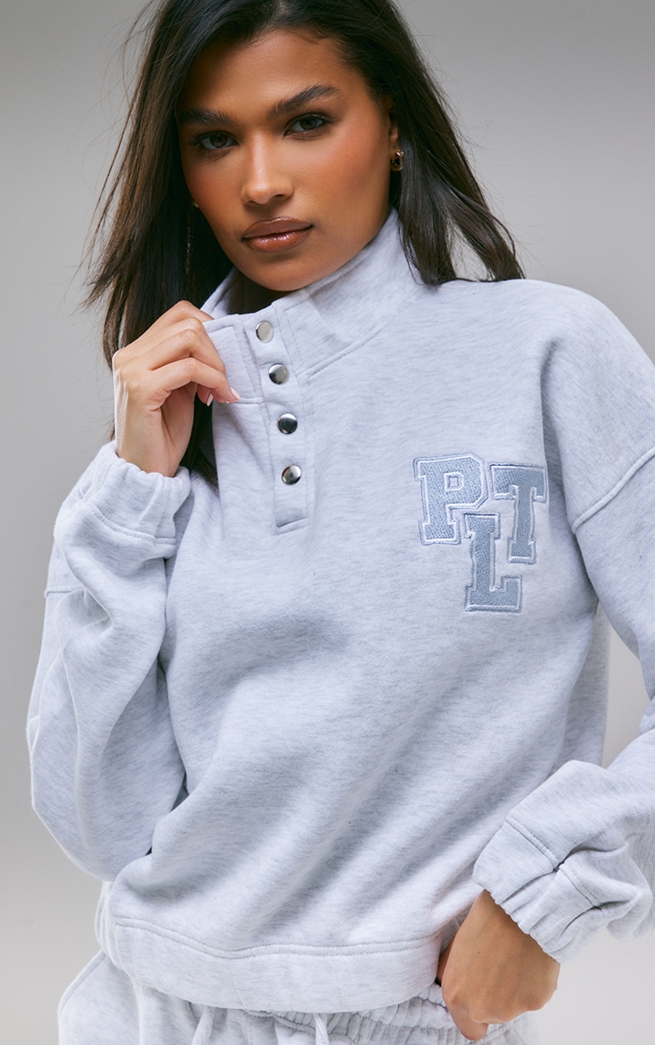 PRETTYLITTLETHING Ash Grey Badge Embroidery Popper Detail Boxy Sweatshirt image 4