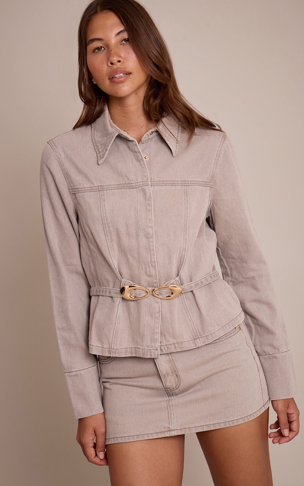 Veste courte en jean gris pierre à boutons cachés et ceinture