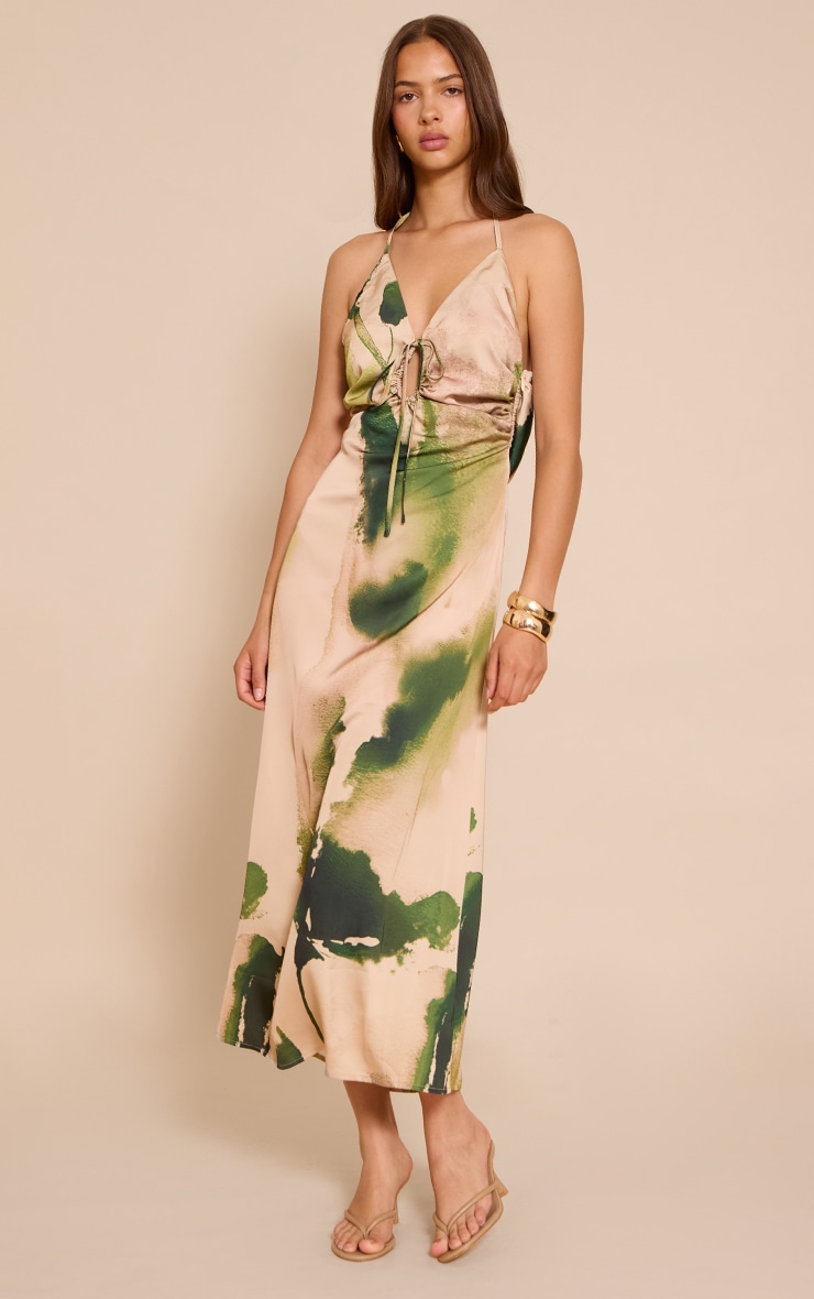 Robe longue satinée verte fleurie nouée devant image 3
