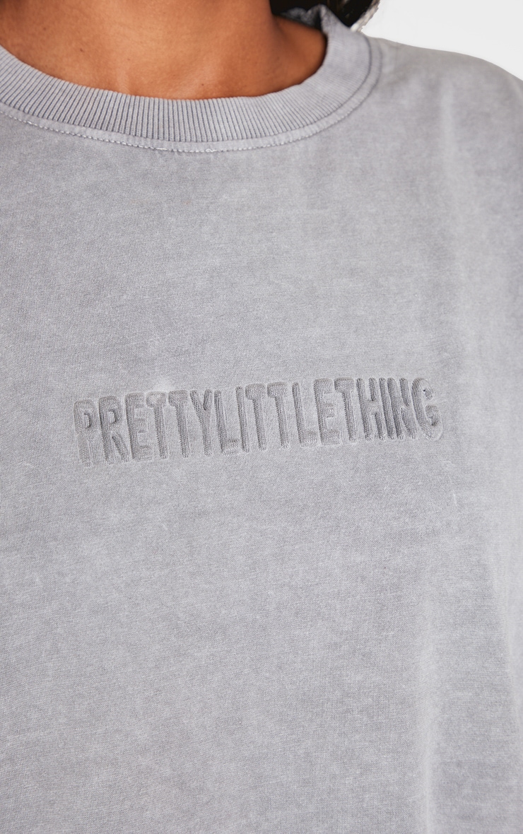 PRETTYLITTLETHING T-shirt gris clair délavé à manches longues et logo en relief image 4