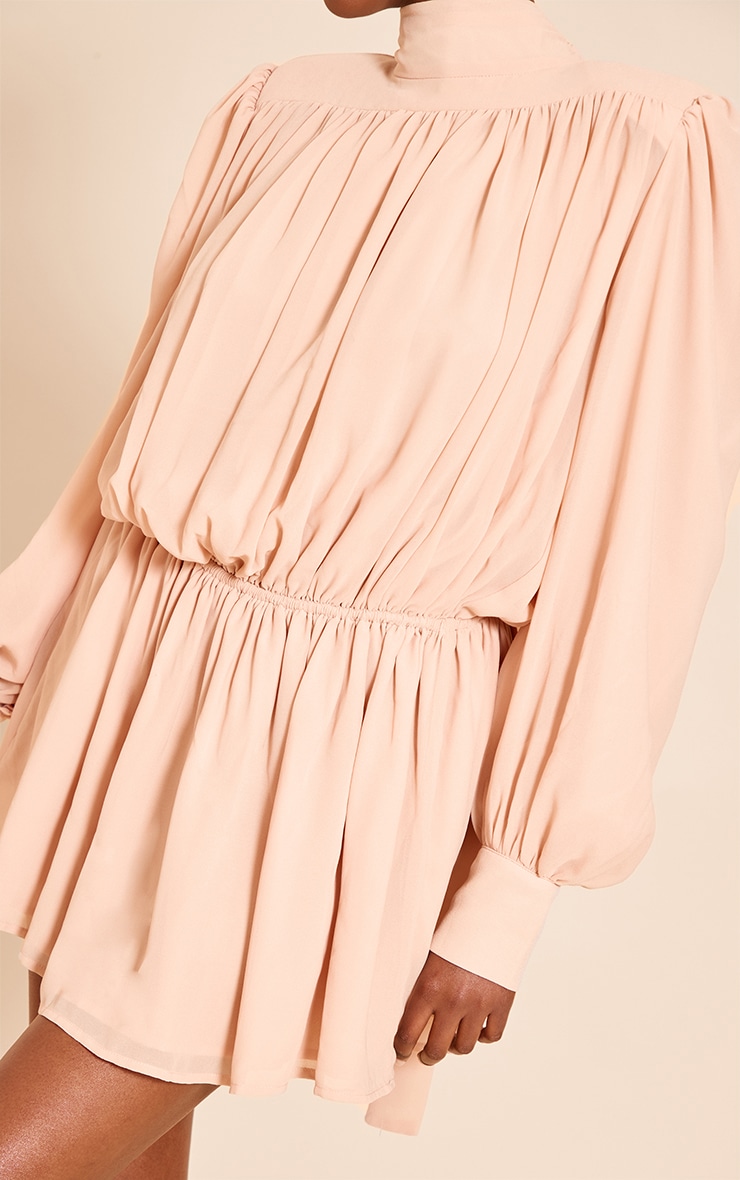 Robe droite structurée en mousseline de soie rose pâle à manches longues image 4