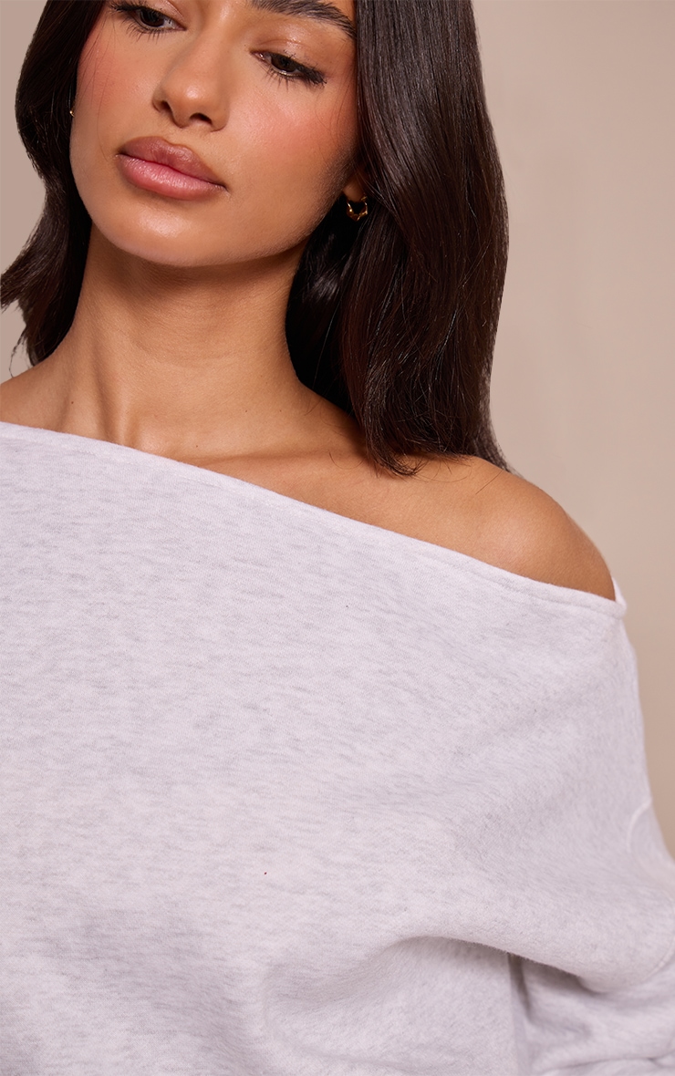 Petite Sweat oversize gris cendré à épaule dénudée image 4