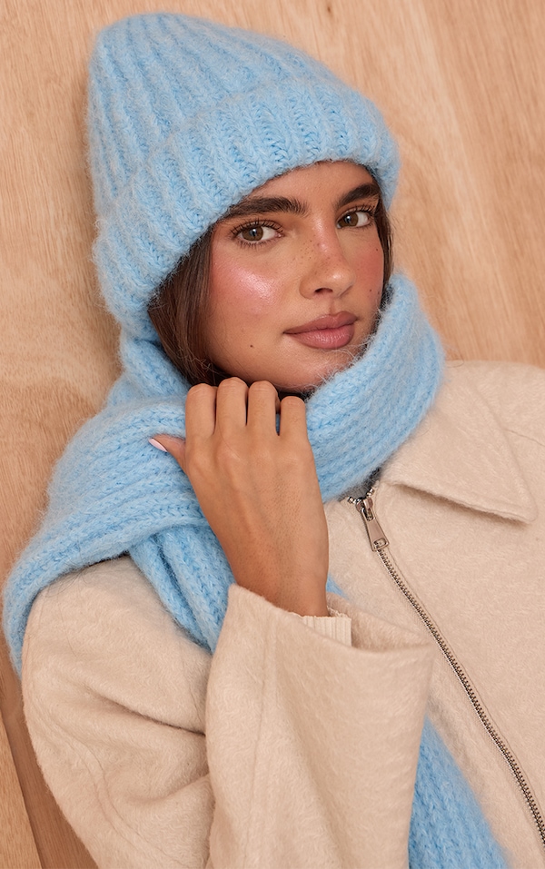 Bonnet en maille tricot épaisse côtelée bleu poudré