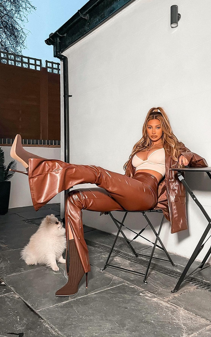 Pantalon en similicuir marron chocolat à coutures et détail fendu