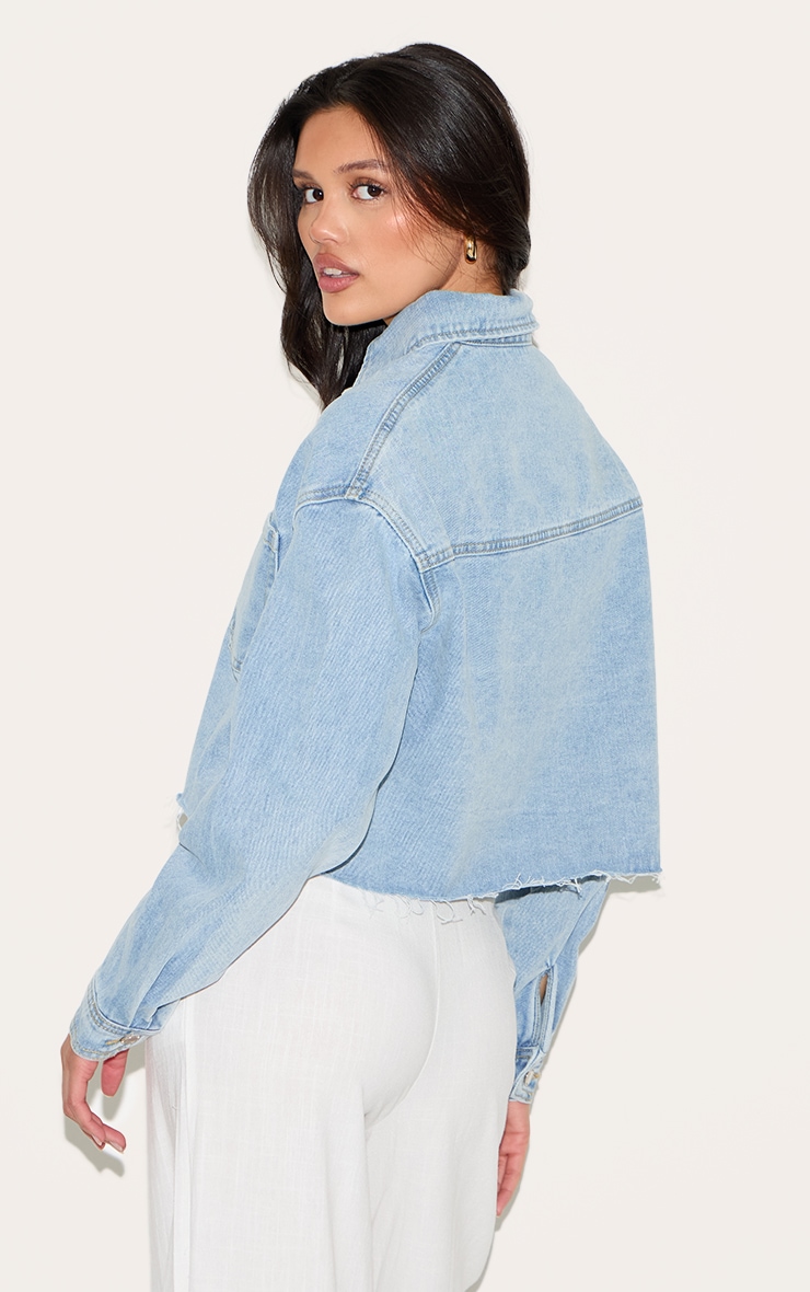 Chemise courte en jean bleu clair délavé à ourlet coupé image 2
