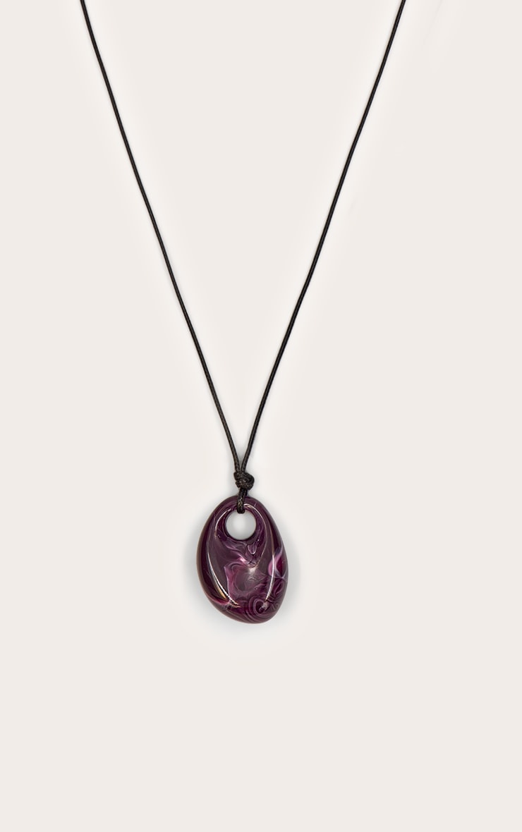 Collier à pendentif en résine prune image 3