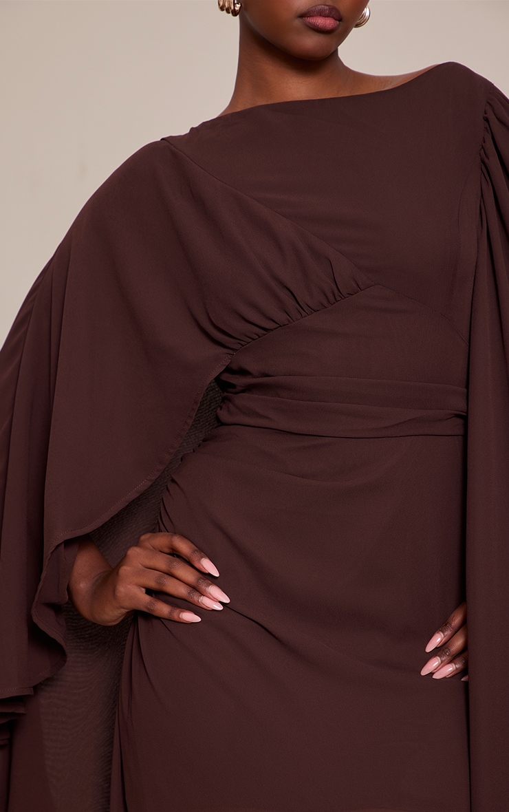 Robe longue en mousseline de soie chocolat à détail cape image 4