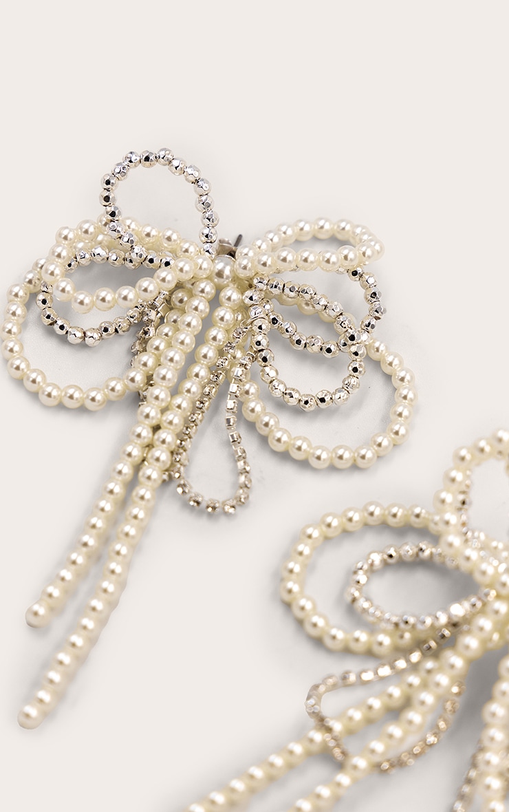 Boucles d'oreilles imposantes argentées en noeud à perles et strass image 3