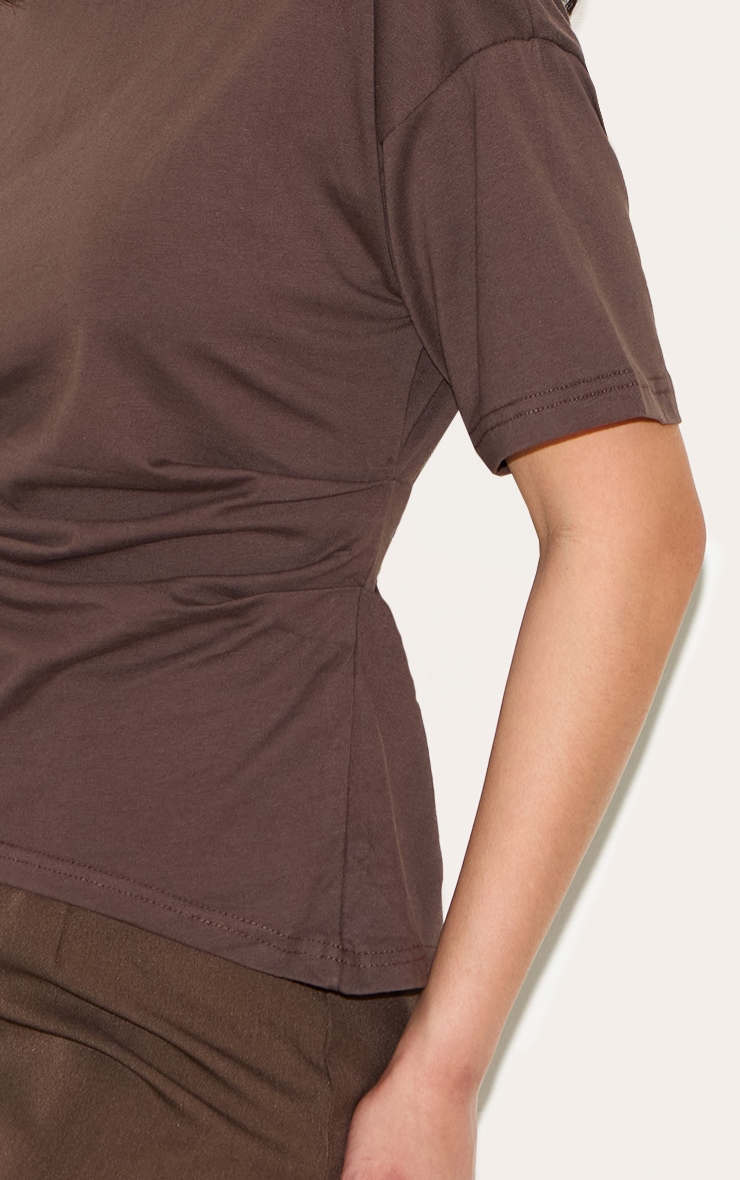 T-shirt chocolat à détails froncés sur les côtés image 4