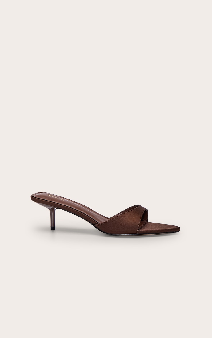 Mules pointues satinées chocolat à petit talon aiguille et bride fine image 2