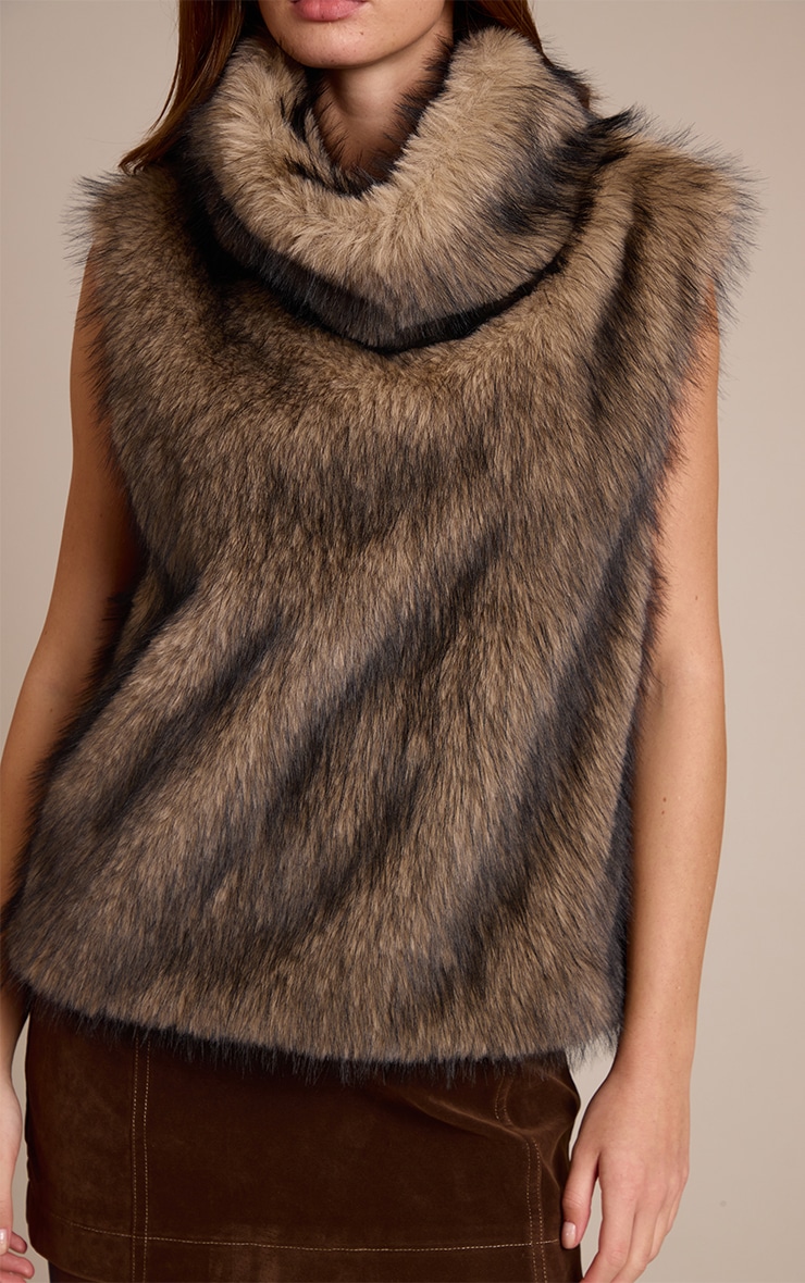 Gilet pullover en fausse fourrure marron foncé à col montant image 4