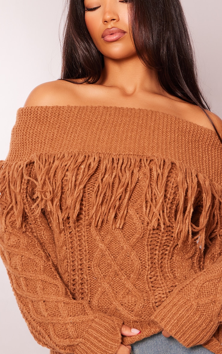 Pull replié marron clair en maille tricot torsadée à détail franges image 4