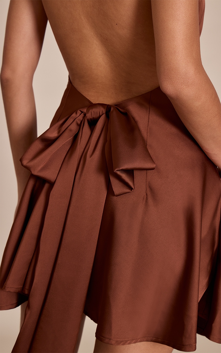 Combishort satiné chocolat à col bénitier et dos nu image 4