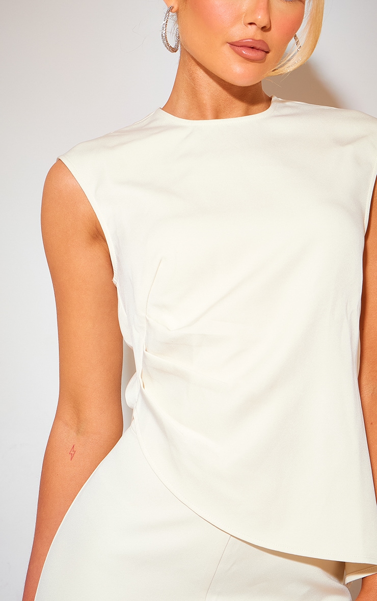 Top long style tailleur crème à ourlet asymétrique et côtés froncés image 4