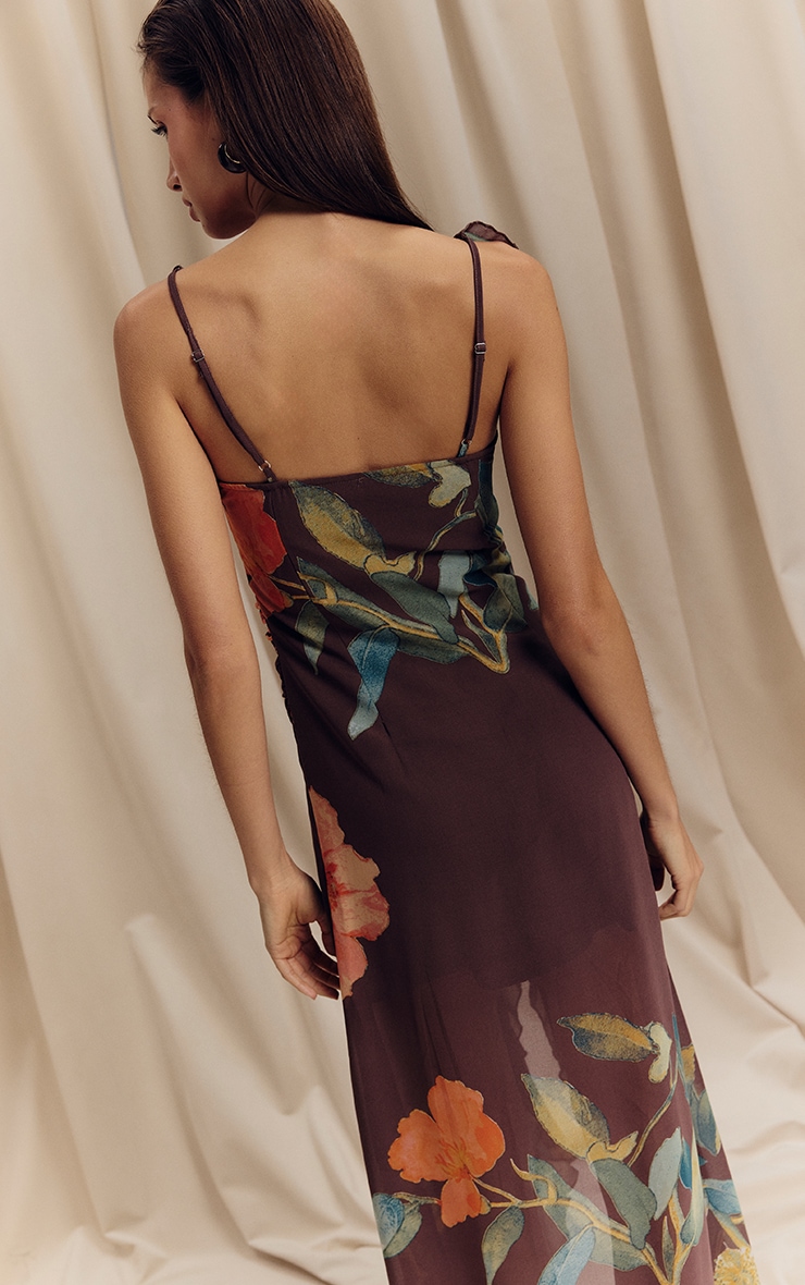 Robe longue en mousseline de soie marron fleurie volantée à décolleté et bretelles fines image 2