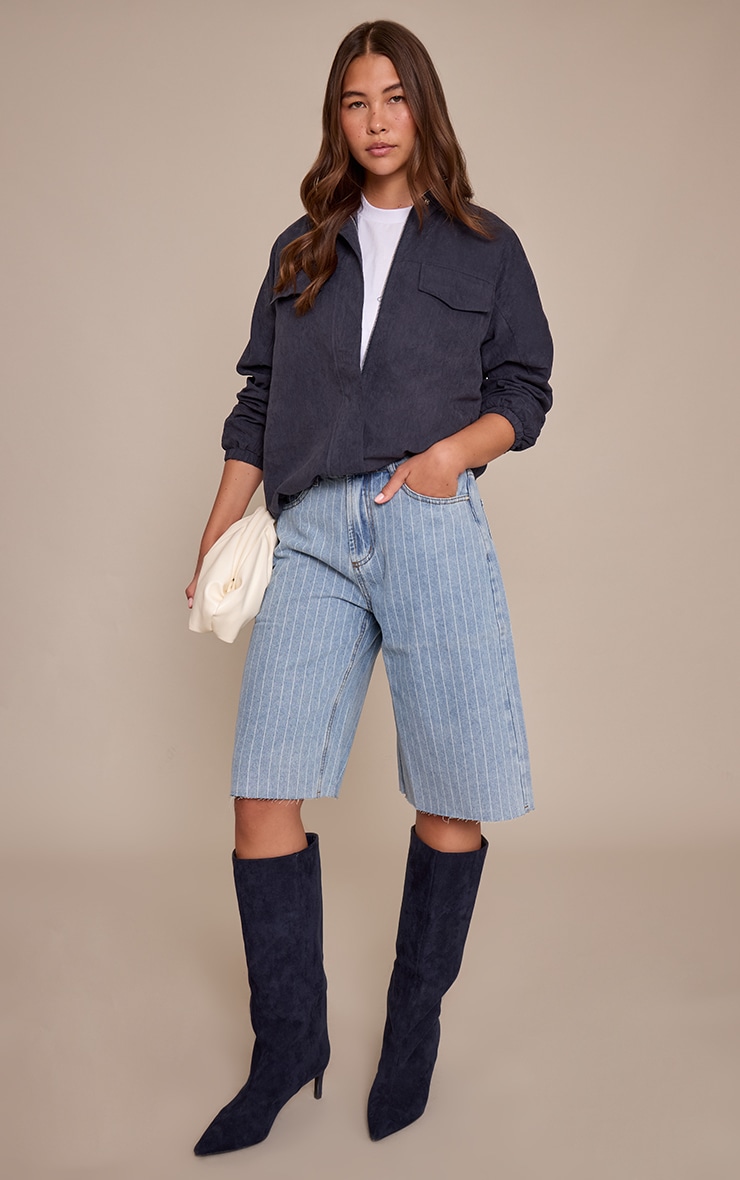 Short long en jean bleu clair à fines rayures image 4