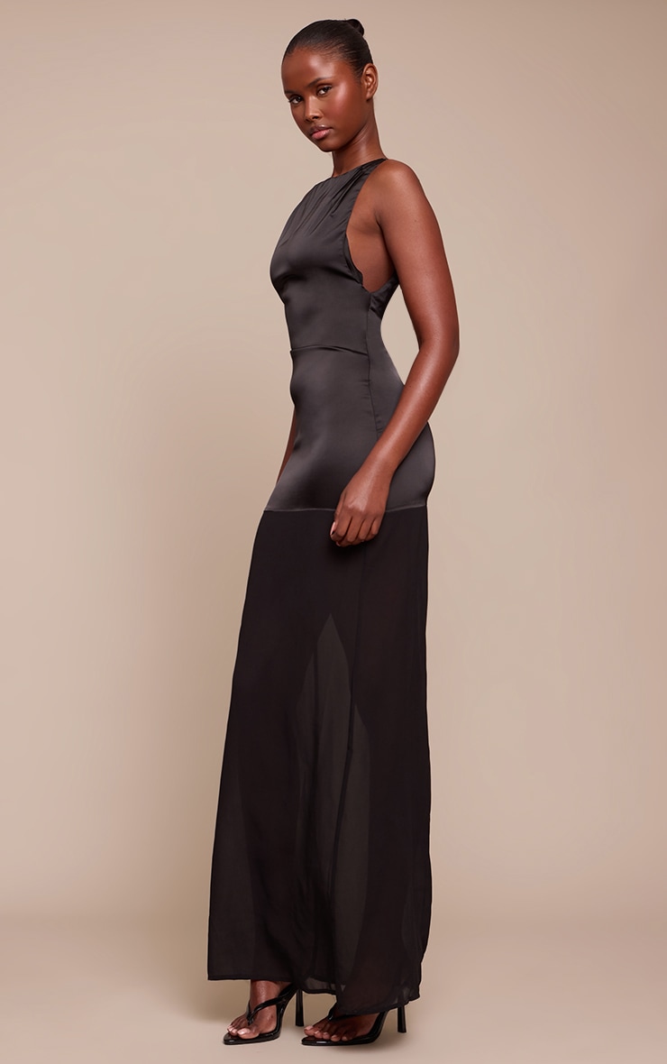 Robe mi-longue noire en matière satinée à col bateau avec détail en mousseline de soie. image 3