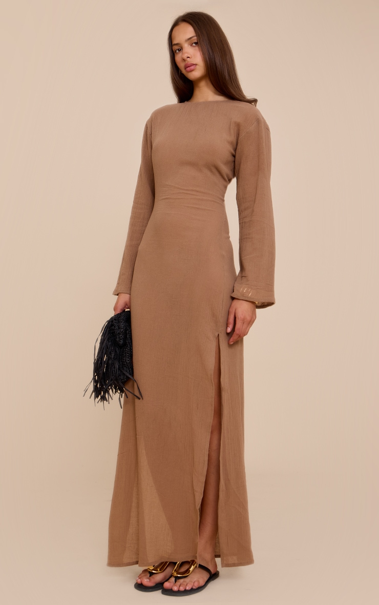 Robe longue texturée taupe à manches longues image 3