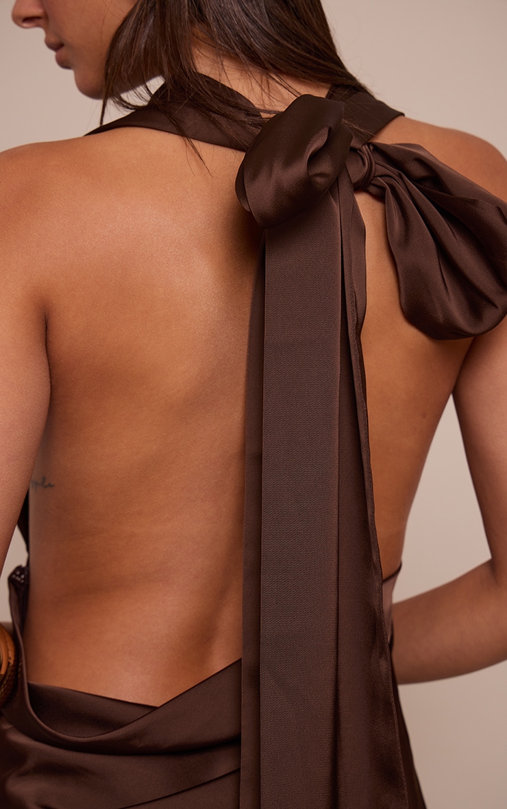 Mini robe droite satinée chocolat à dos nu image 4