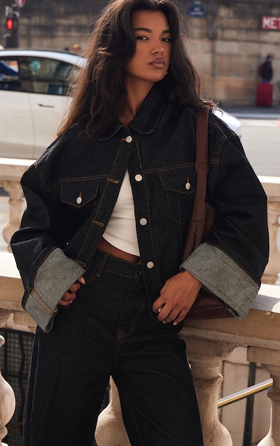 Veste en jean indigo délavé à manchettes retroussées et coutures élimées