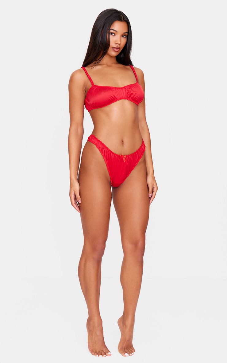 Ensemble de lingerie satiné rouge volanté à fronces image 3