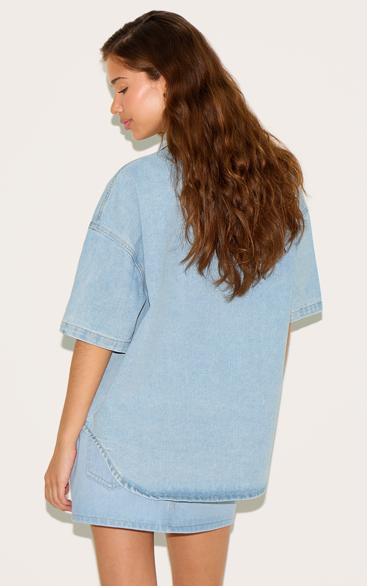 Chemise en jean bleu clair à épaules carrées et manches courtes image 2