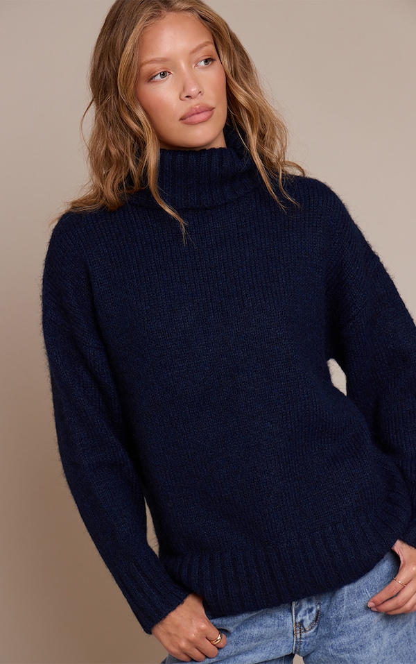 Pull oversize bleu marine à col roulé et manches ballon