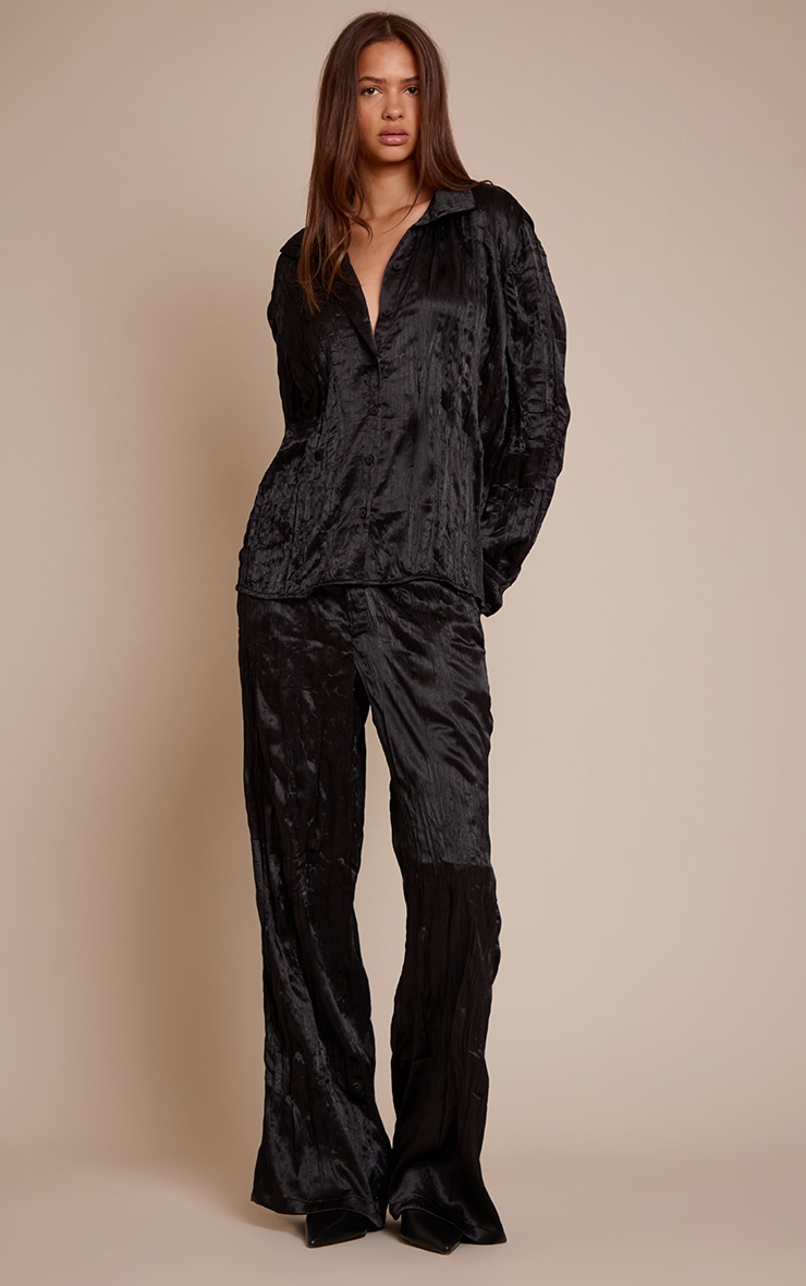 <p>Pantalon noir large en satin texturé<p/> image 1
