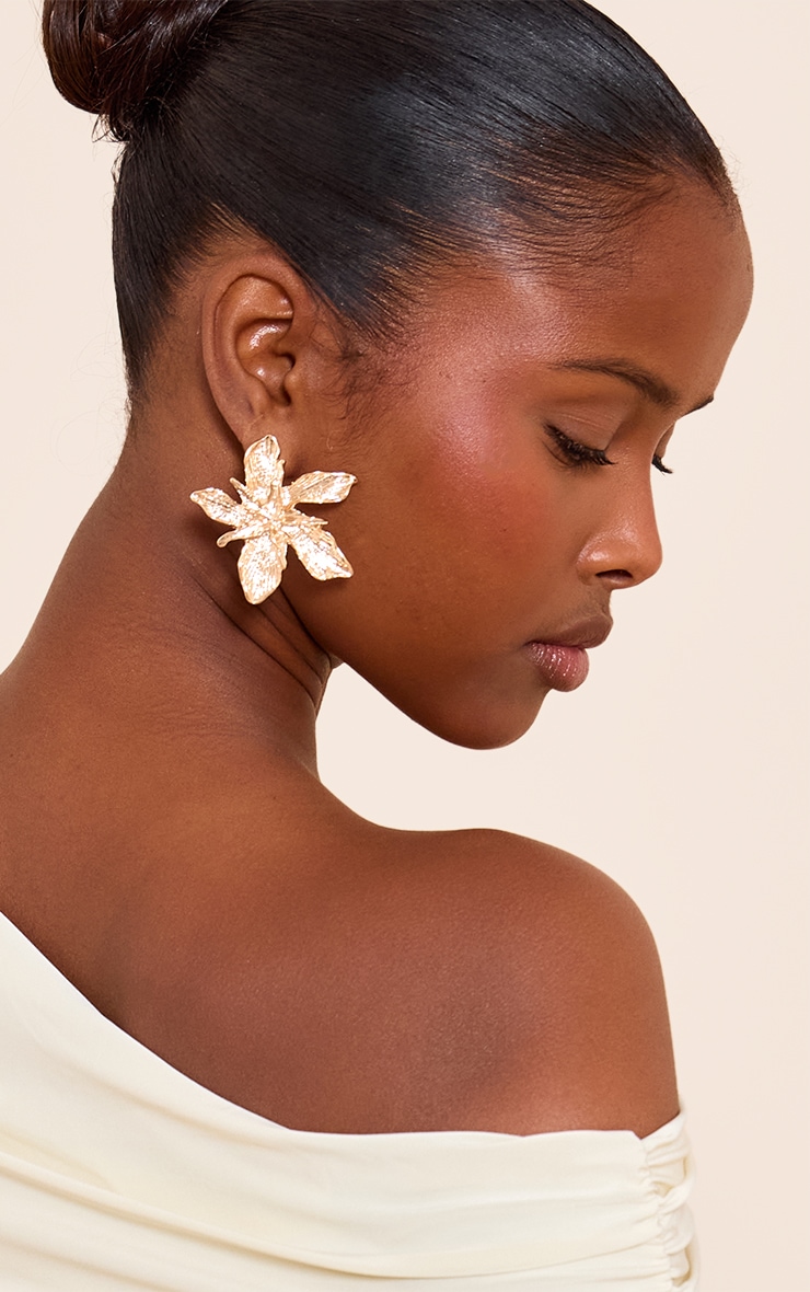 Boucles d'oreilles oversize à fleurs dorées image 1