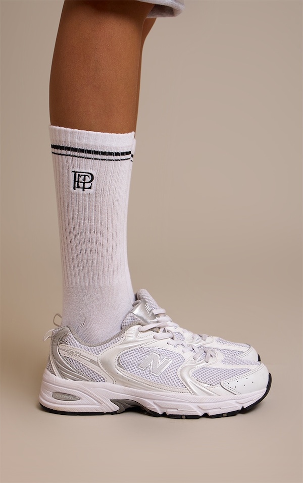 Chaussettes de sport blanches brodées "PrettyLittleThing"