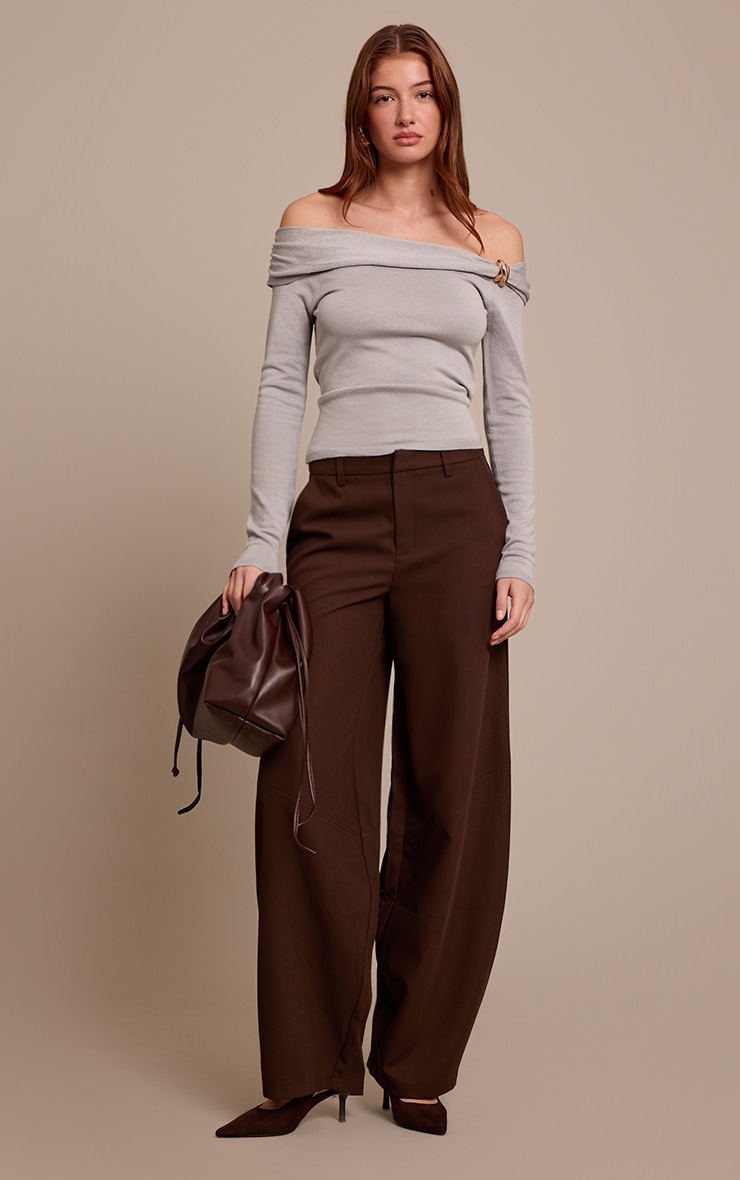 Top en maille tricot grise à épaules torsadéess et manches longues image 3