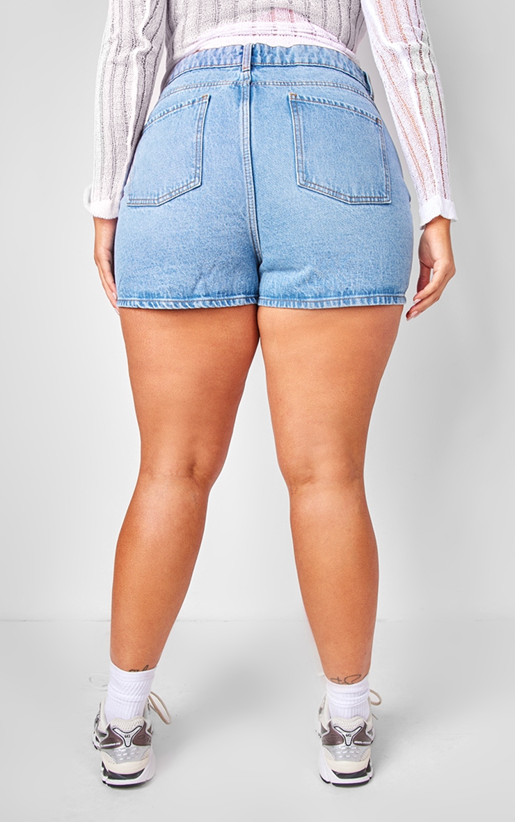 PRETTYLITTLETHING Plus Mid Blue Wash Basic Denim Shorts image 3