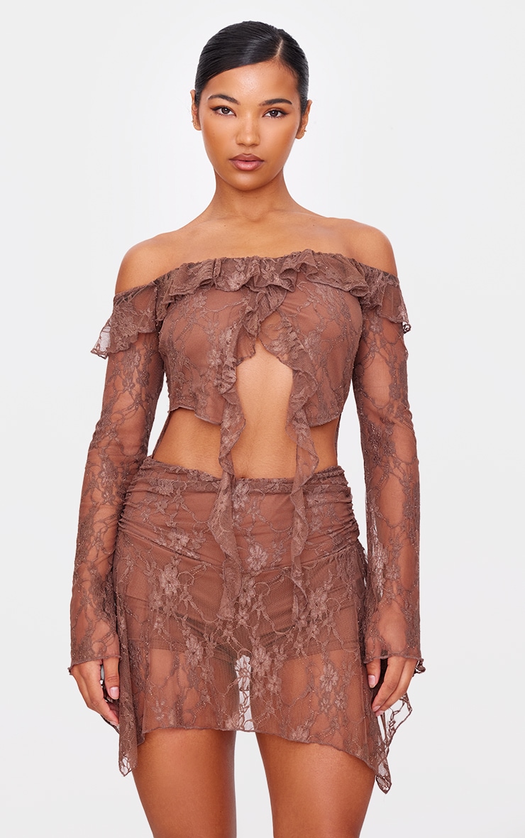 Combishort en dentelle chocolat découpé à col bardt et volants image 1