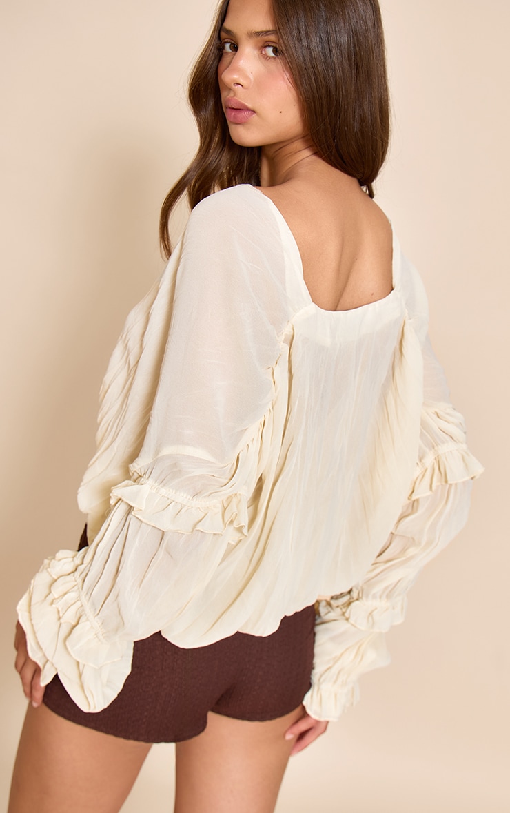 Blouse en mousseline de soie crème à décolleté et volants image 2