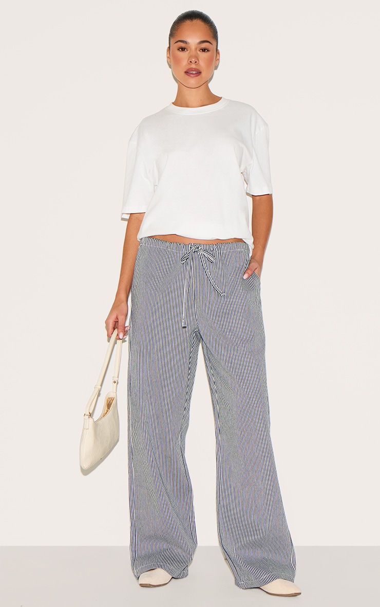 Pantalon en jean bleu à fines rayures et taille mi-haute nouée image 1