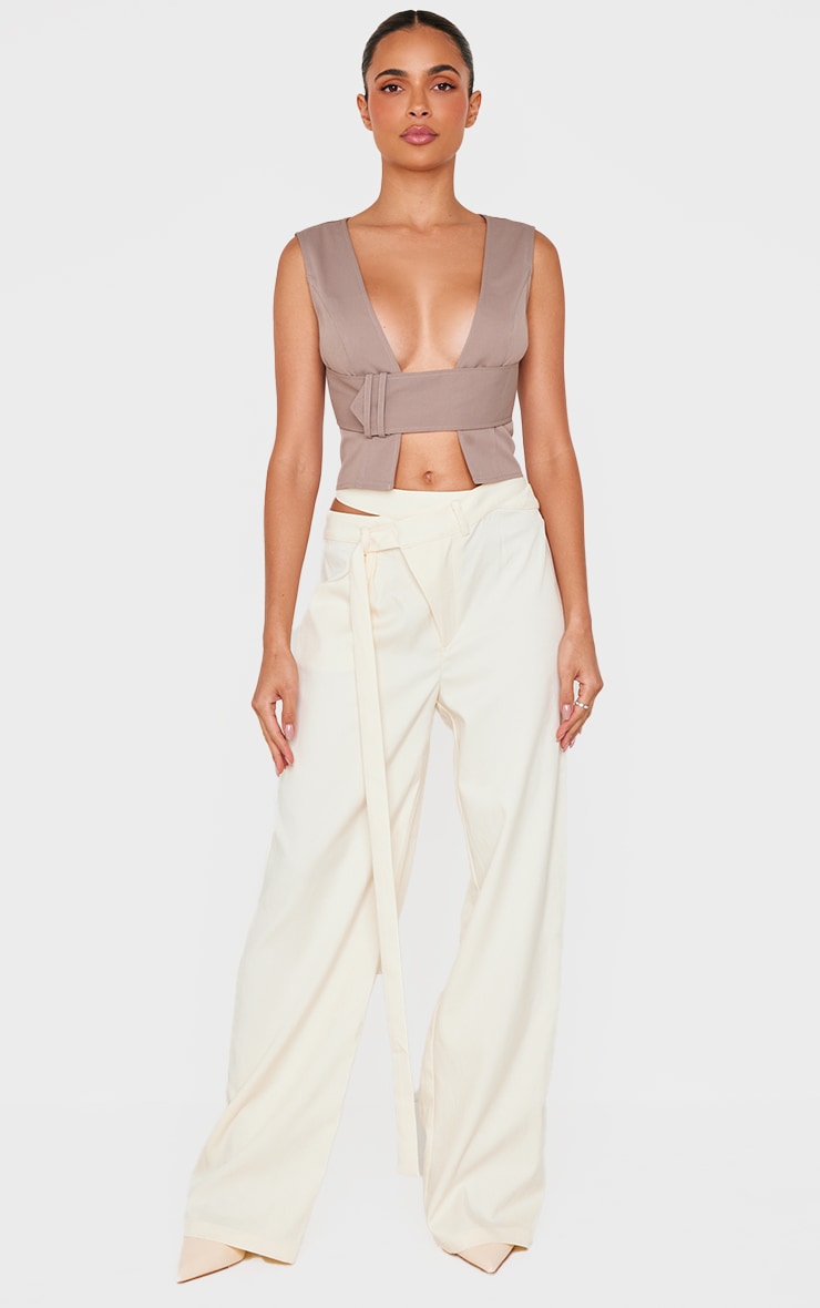Veston gris à décolleté plongeant et détail ceinture image 3