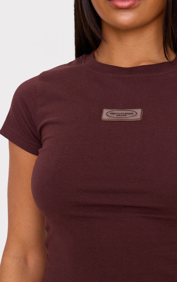 PRETTYLITTLETHING Chocolate Brown Badge Longline Fitted T Shirt image 4