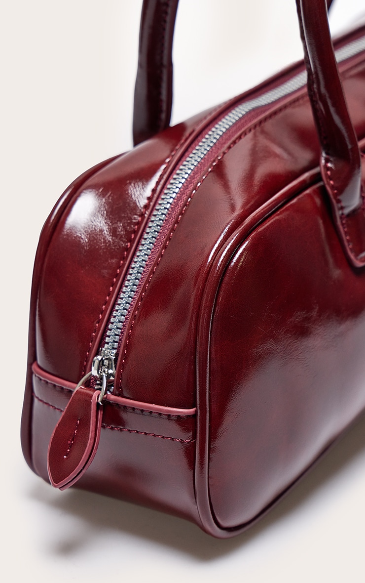 Sac à main style baguette en PU verni bordeaux image 3