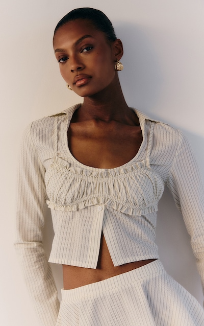Chemise en coton seersucker crème à fines rayures et détail bralette froncée