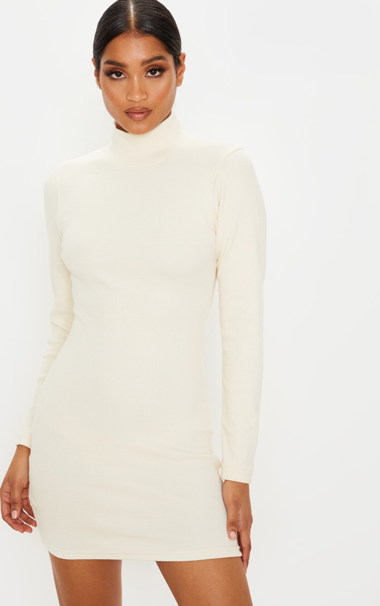Robe pull moulante à maille tricot crème et col cheminée