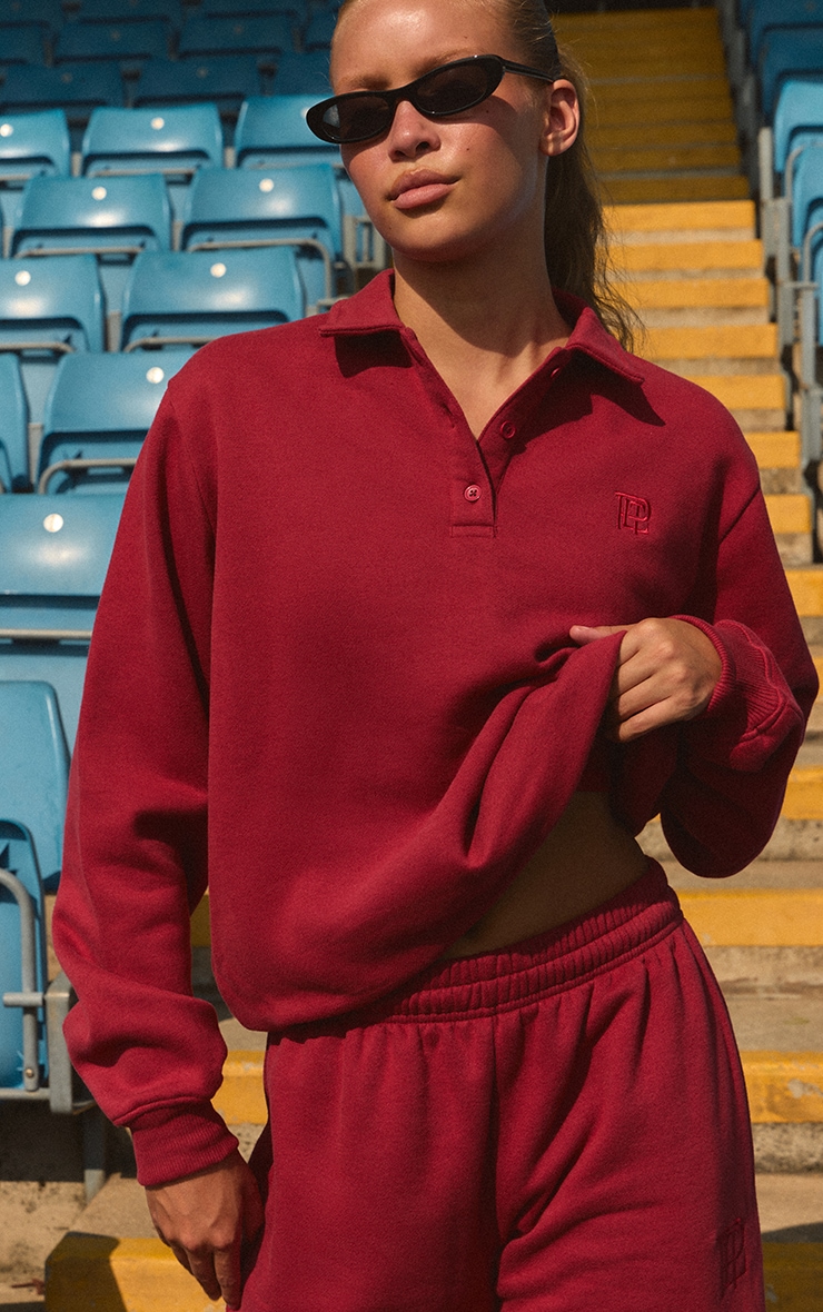 Sweat rouge imprimé "PrettyLittleThing" à col polo image 4